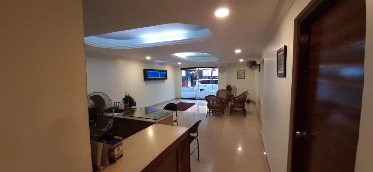 Madaparambil Residency Alwaye Exterior foto
